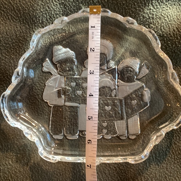 Mikasa “Carolers” glass sweet dish with box. Size approximately 8 1/4” x 7” x 1” - Picture 8 of 9